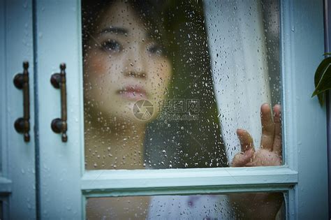 雨天女人在家里度过高清图片下载-正版图片502122253-摄图网