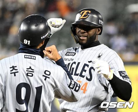 Esteban Florial records first hit after 21 at-bats in South Korea's KBO ...