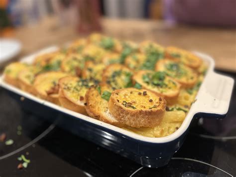 Mac ‘n’ cheeze with fake bacon bits and garlic bread crust : r ...