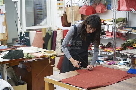 在制作手提包的女缝纫工高清图片下载-正版图片502068200-摄图网