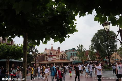 上海迪士尼乐园重启首日：女游客直呼“公主又能回家了”_腾讯新闻