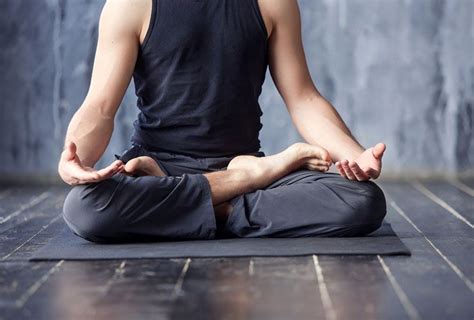 पद्मासन करण्याची योग्य पद्धत आणि विविध फायदे | how to do padmasana aka ...