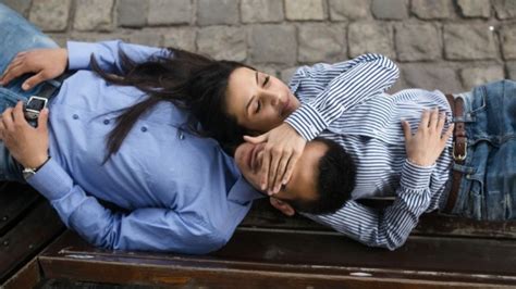 Ciri Pria yang Mengagumimu - Menginfokan Untukmu