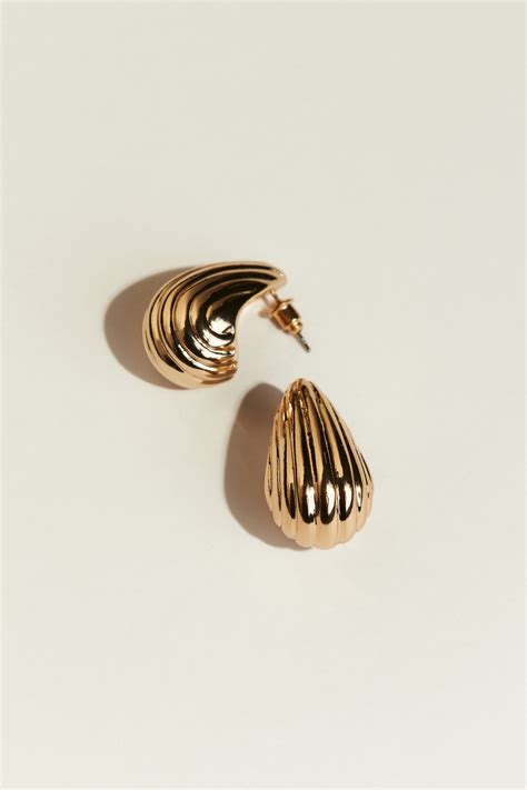 Fluted dome earrings - Gold-coloured - Ladies | H&M IN