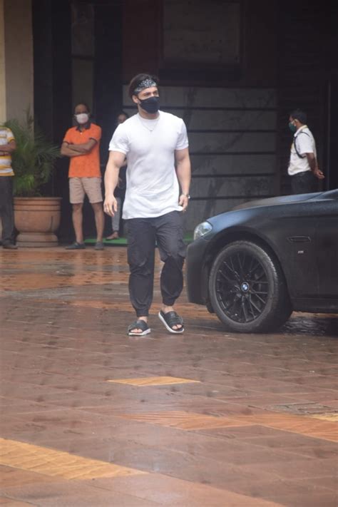 Sidharth Shukla cremated in Mumbai, sea of fans bid goodbye to TV star ...