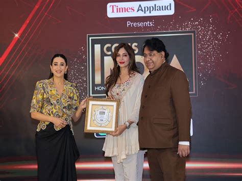 Anita More Felicitated by Karishma Kapoor at Times Applauds Icons of ...