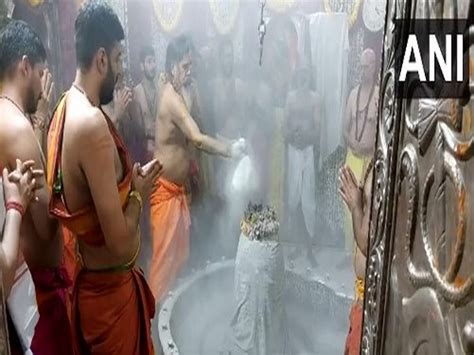 'Bhasma Aarti' performed in Mahakaleshwar Temple in Ujjain on fourth ...