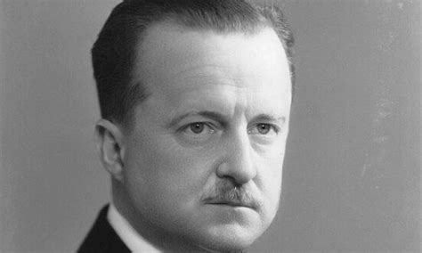 History fans shocked resemblance between Duff Cooper and descendent