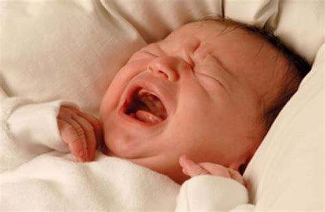 3岁宝宝夜里哭闹的5种原因 宝宝的消化系统发育还未成熟再