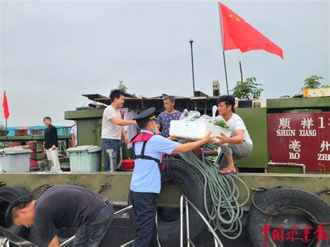 杭州交通执法人员化身水上骑手 为滞留船户配送生活物资 - 橙心物流网