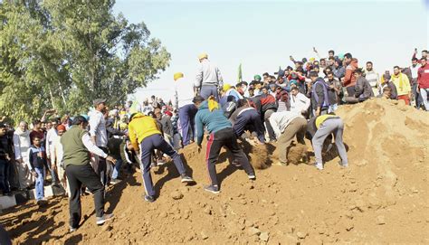 Farmers pelt stones, break barricades at Delhi-Haryana Singhu border