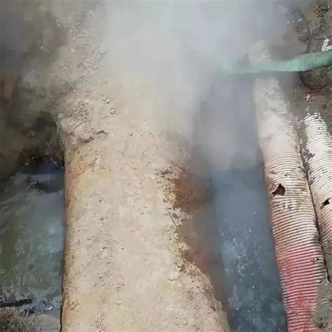 眉山男子在下水道掏地沟油被举报，警方：收了300斤用于造生物柴油_腾讯新闻