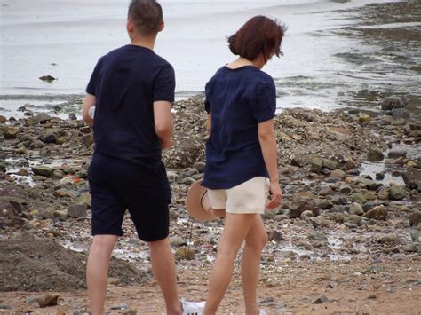 葫芦岛一对浪漫的情侣在海边散步，留下他们的背影|葫芦岛|情侣|拍摄_新浪新闻