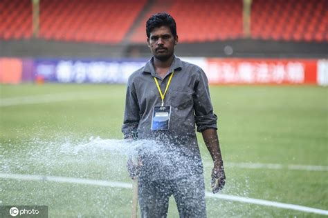 马尔代夫国家体育场开启赛前准备工作 球场内吹起风扇降温