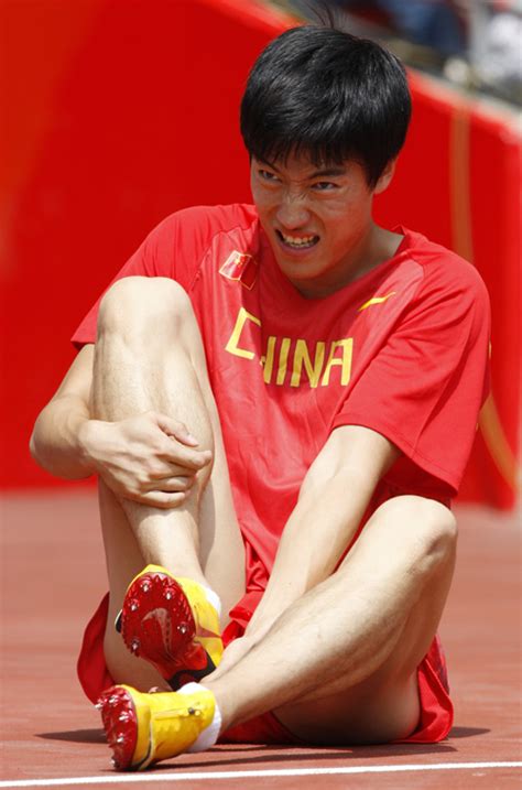 图文-刘翔因伤退出110米栏预赛 刘翔退赛痛苦不堪_田径_2008奥运站_新浪网