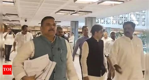 Opposition MPs stage walk out of JPC meeting on Waqf Bill | India News ...