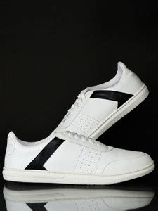 HIGHLANDER Casual White Sneakers For Men - Buy HIGHLANDER Casual White ...