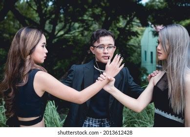 Ladies Fight Over Man 的图像结果