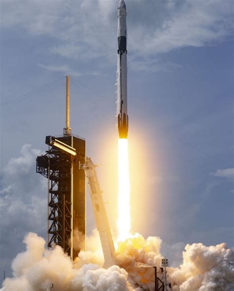 तस्वीरें: 9 साल बाद पूरा हुआ Launch America का सपना, US ने अपनी धरती से ...