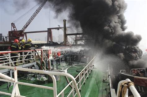 山东港口威海港一艘客滚船发生爆炸，现场冒黑烟，画面曝光-千龙网·中国首都网