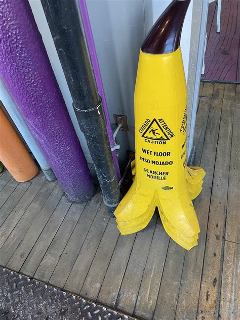 Banana wet floor sign : r/mildlyinteresting