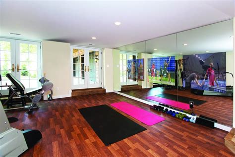 TV On Wall in Gym 的图像结果