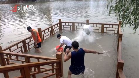 暴雨后高校湖水水位上涨，学生排队涉水，打水仗撒欢_凤凰网视频_凤凰网