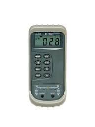 CEM Digital K Type Thermocouple Thermometer 50 TO 1300 deg. C : Amazon ...