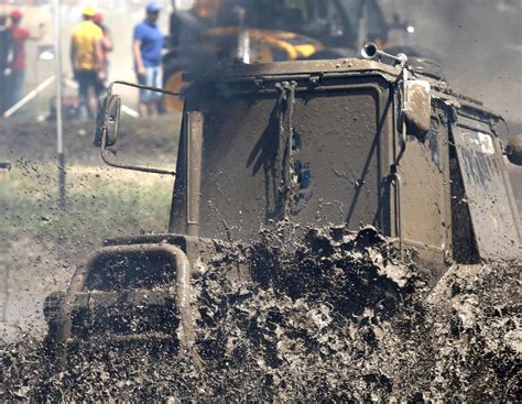 Die Bizon Track Show: Das spektakulärste Traktorrennen Russlands ...