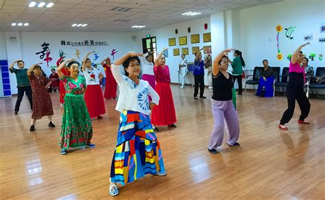 新疆和田： 老年舞蹈班 舞出年轻态_腾讯新闻