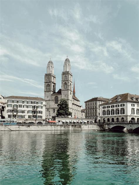 Photo gratuite de bâtiments, citadin, église, fleuve, fond d'écran mobile, grossmünster ...