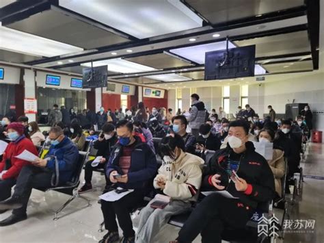 南京出入境办证业务迎来高峰，公安部门建议“错峰办”“预约办”