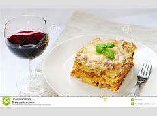 Lasagne Al Forno Con Salsa Bolognese Sul Piatto Bianco Con  