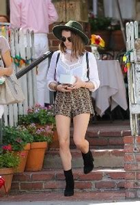 maisie williams actor women wallpaper Poster Paper Print ...