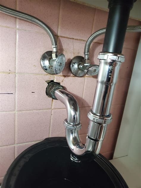 plumbing - Bathroom drain is leaking even with nuts and washers properly installed - Home ...