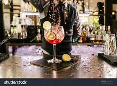 bicchieri club expert barman is at club stock bicchieri club expert barman is at club stock