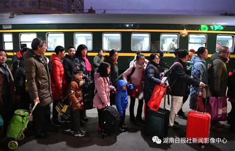 开往春天的扶贫“慢火车”_图片新闻_中国政府网