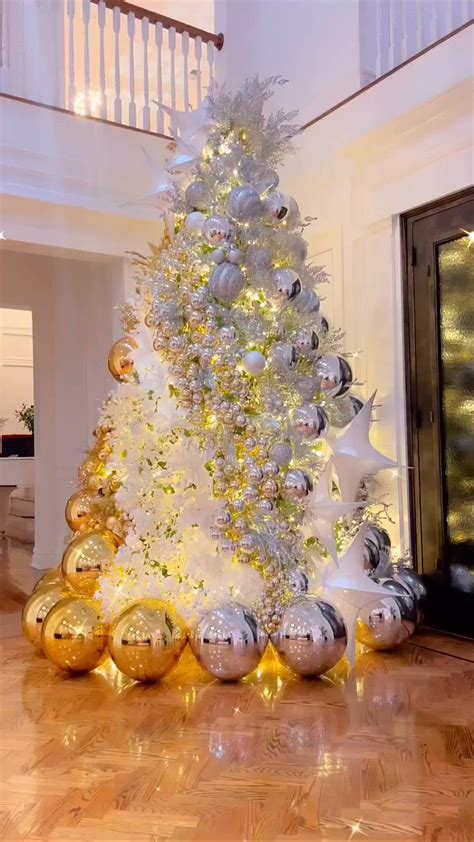 13 Elegant & Unique Christmas Tree Ideas for 2023 | Red and gold ...