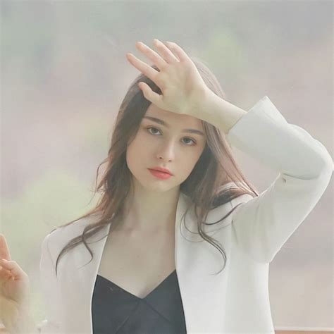 Dasha Taran Side Profile