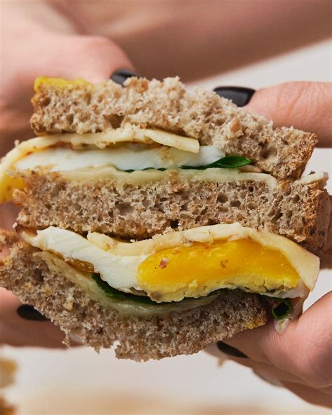 The Best Fried Egg Sandwich - Delice Recipes