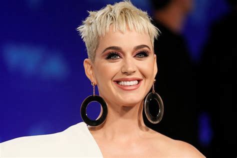 Katy Perry cries while 'doing simple tasks' during pregnancy