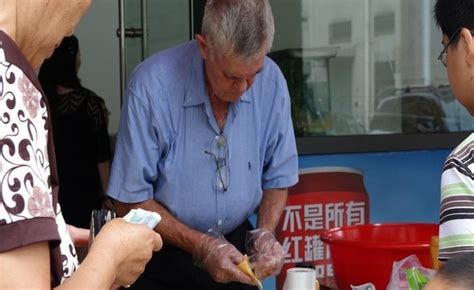 江苏常州老外摆摊卖早餐引来城管（组图） -国际频道-新华网