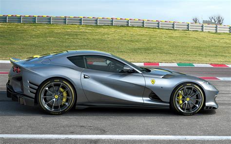 Ferrari 812 Superfast Versione Especiale relevada na Itália - fotos