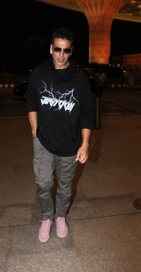 Akshay Kumar looks dapper in a pair of pink slipon sneakers from ...