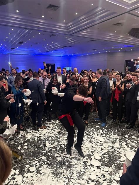 Who breaks plates at weddings | Beachweddingtips.com