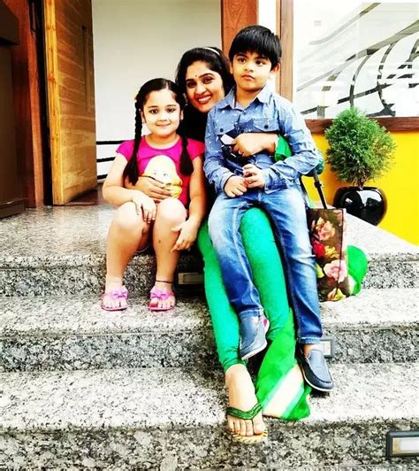 బిగ్ బాస్ 5 తెలుగు కంటెస్టెంట్ ప్రియ అందాల విందు..