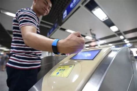 太方便了！南京地铁即将实现手机刷卡进站|支付宝|手环|地铁_新浪新闻