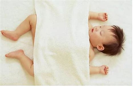 婴儿多汗是什么原因（为啥宝宝睡觉总是）-幼儿百科-魔术铺