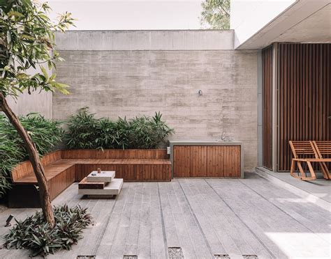 Ahmedabad: A half-inside, half-outside courtyard home for a family of ...