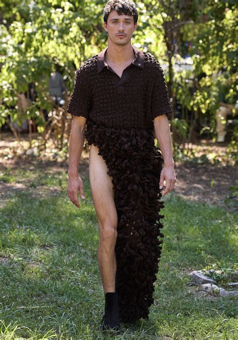 Mode-Trend 2023: Warum man jetzt nur noch ein Hosenbein trägt